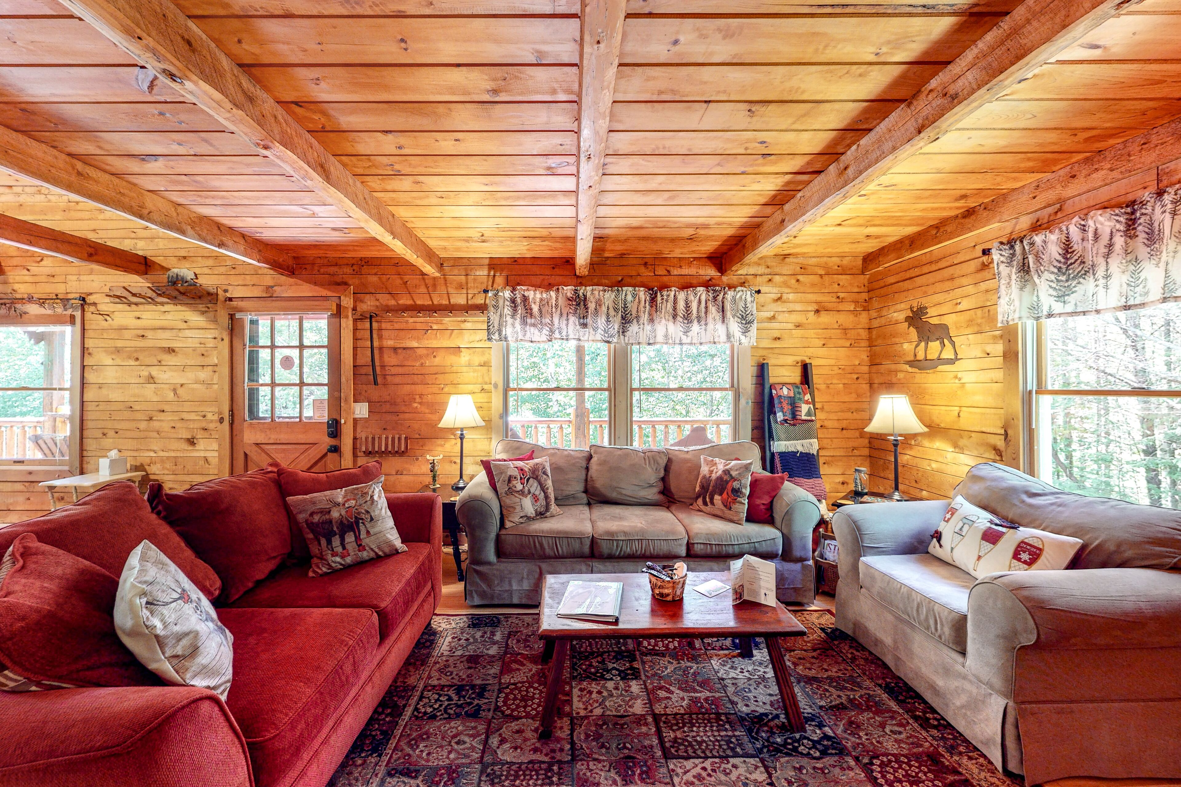 Authentic and comfortable Vermont log cabin - secluded yet near attractions