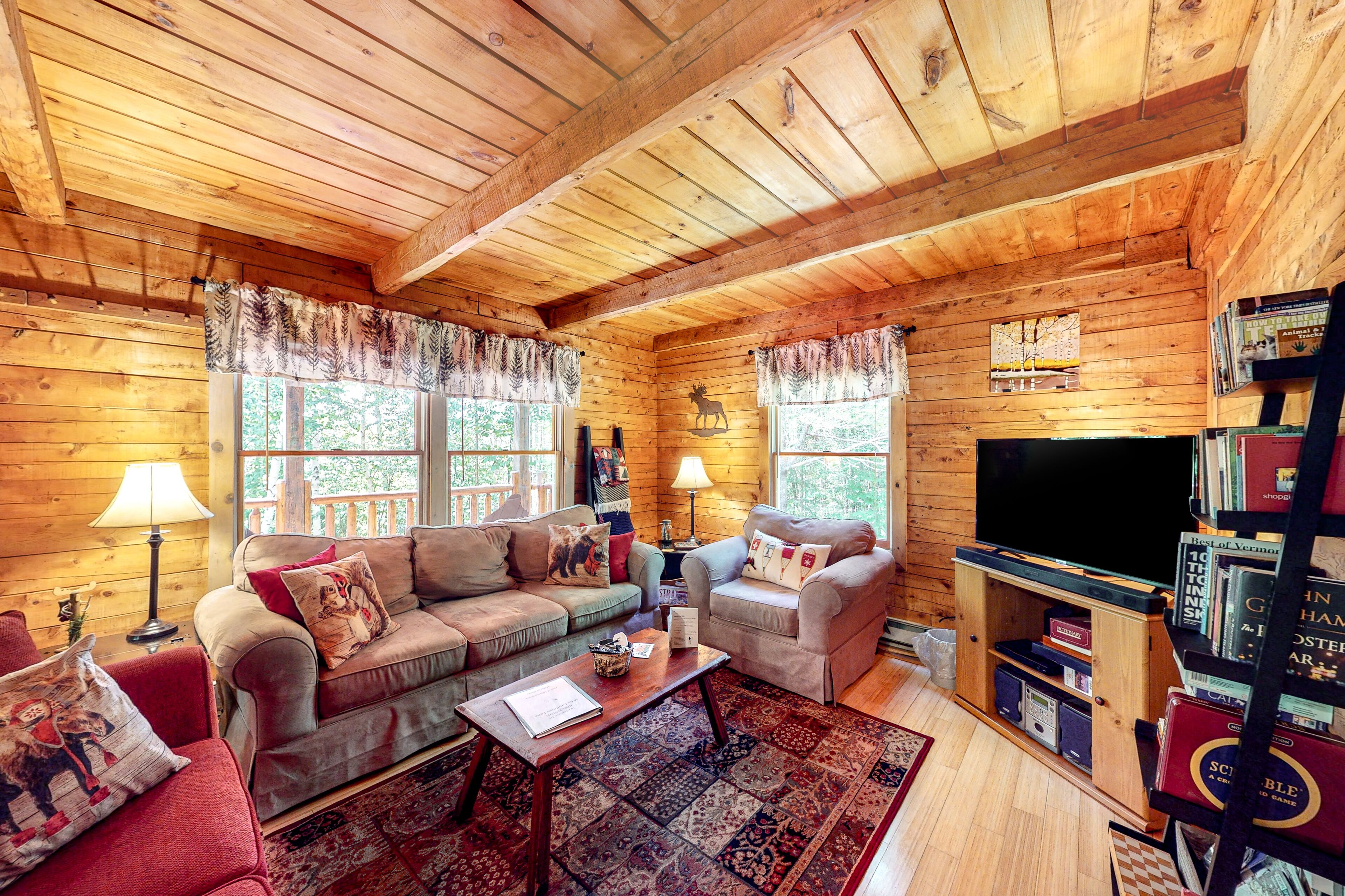 Authentic and comfortable Vermont log cabin - secluded yet near attractions