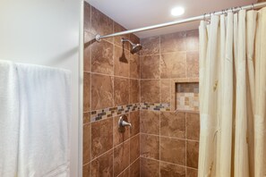 Hair dryer, towels - Remodeled second-floor condo with ocean view, pool, & WiFi in a great location (Kailua-Kona)