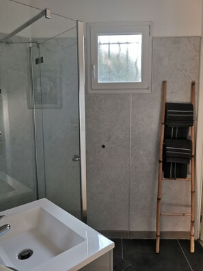 Dusch, handdukar och toalettpapper