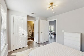 3 habitaciones, escritorio, tabla de planchar con plancha y internet 