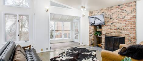 Televisión y chimenea