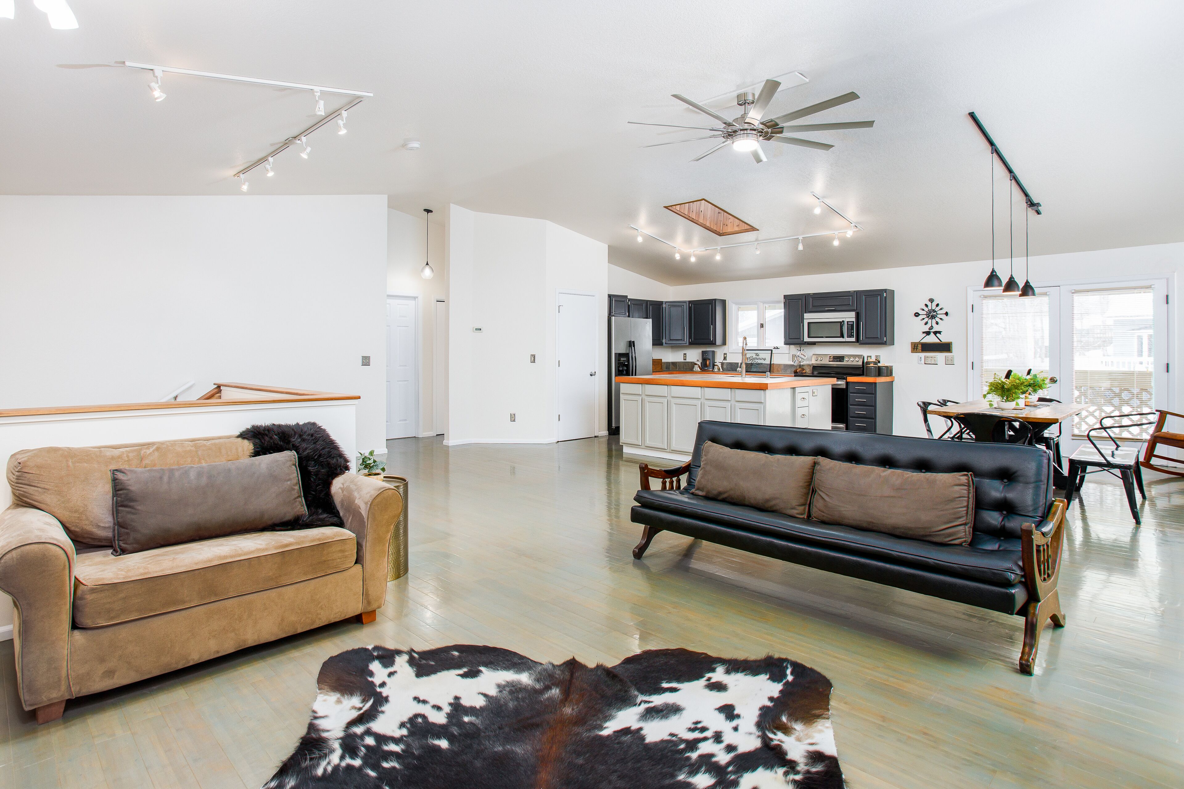 Bright modern home with private hot tub, fireplace, enclosed yard, & WiFi