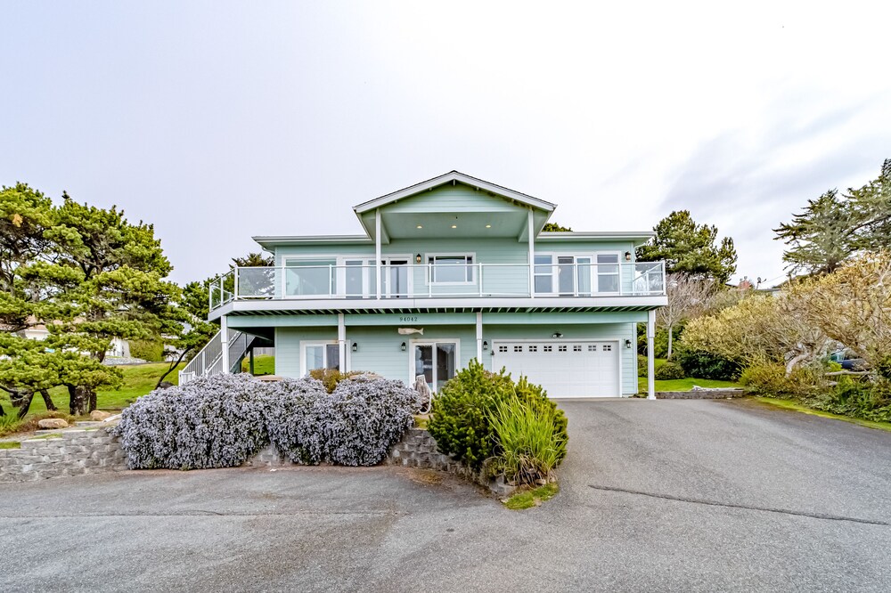 Cozy home with high-speed WiFi, electric fireplace, washer/dryer, and grill