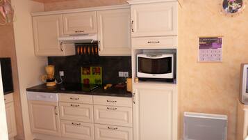 Réfrigérateur, micro-ondes, four, plaque de cuisson