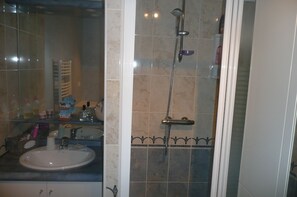 Douche, sèche-cheveux, papier toilette