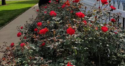 Charming Nauvoo Farmhouse - 1 mile from Nauvoo Temple