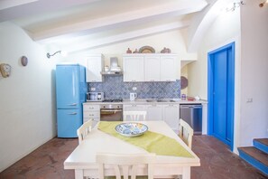 Refrigerador, horno, placa de cocina, cafetera/tetera