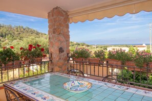 Outdoor dining - S'Omu and Assunta 1P by All4sardinia (Cardedu)