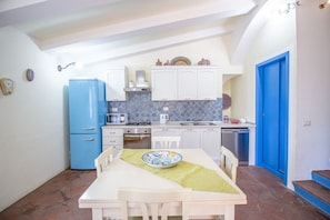 Fridge, oven, stovetop, coffee/tea maker