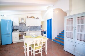 Fridge, oven, stovetop, coffee/tea maker