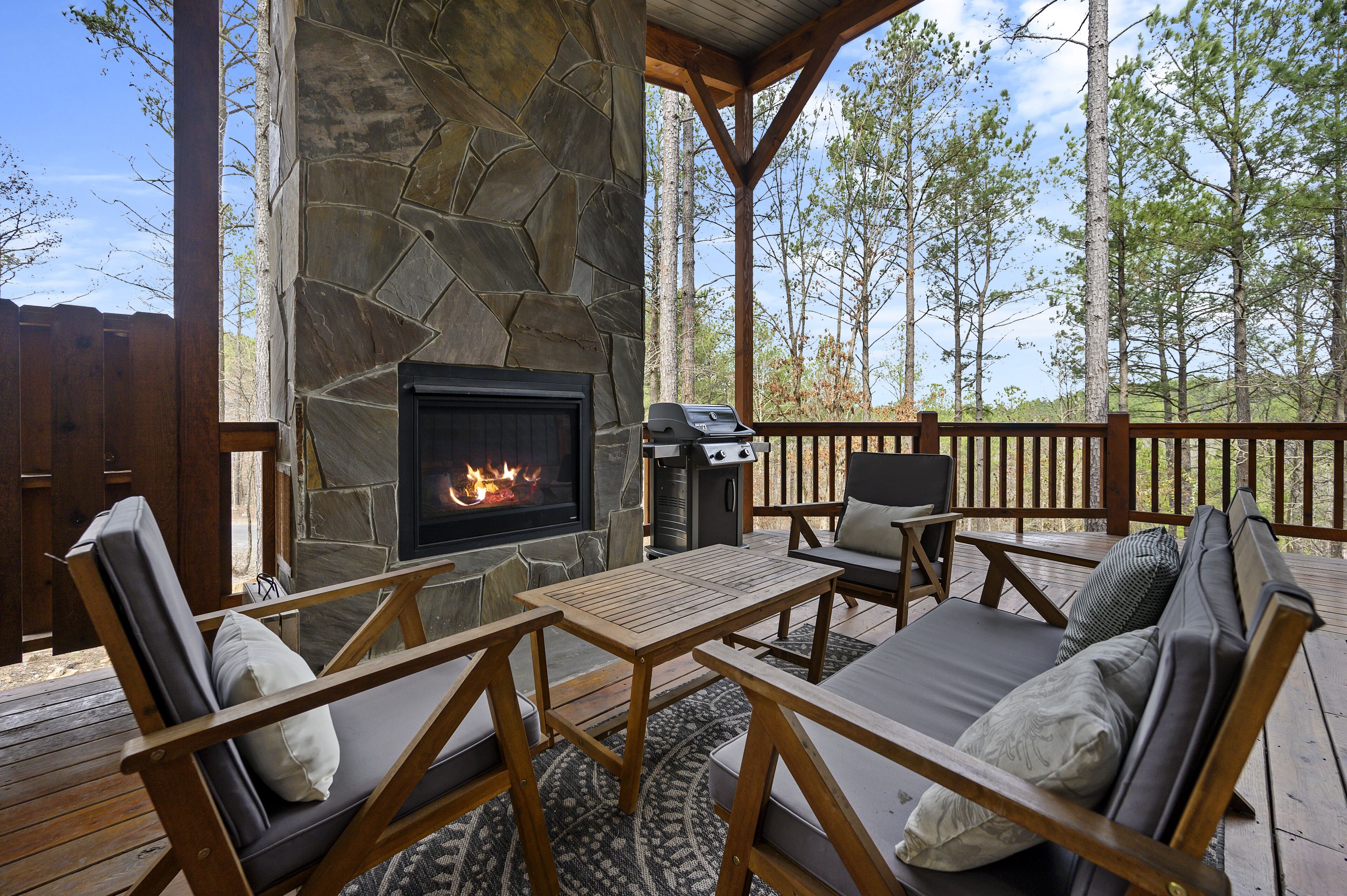 Cozy Couples’ Retreat - Hot Tub - Fire Pit - 2 Fireplaces