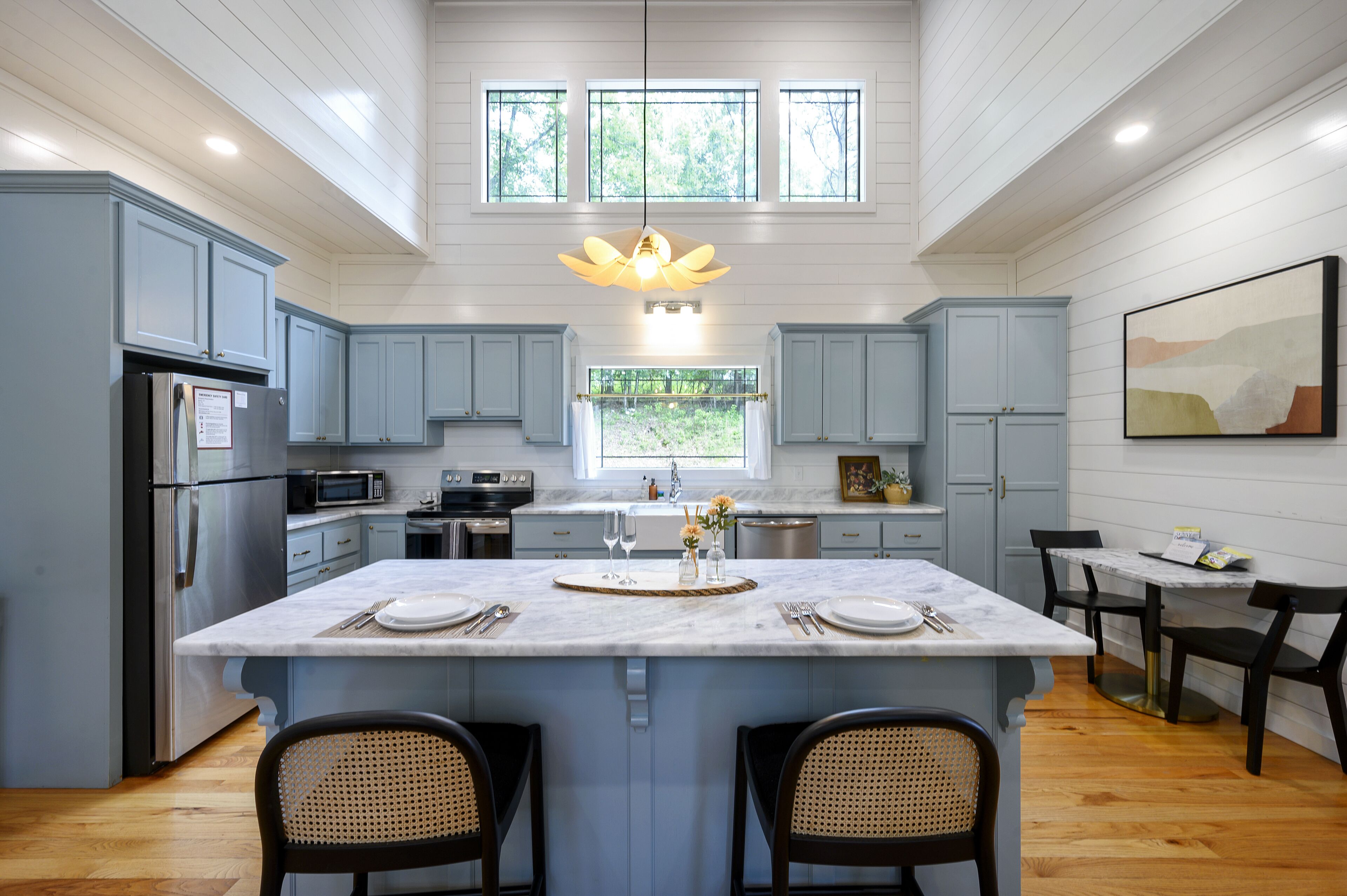 Cozy Couples’ Retreat - Hot Tub - Fire Pit - 2 Fireplaces