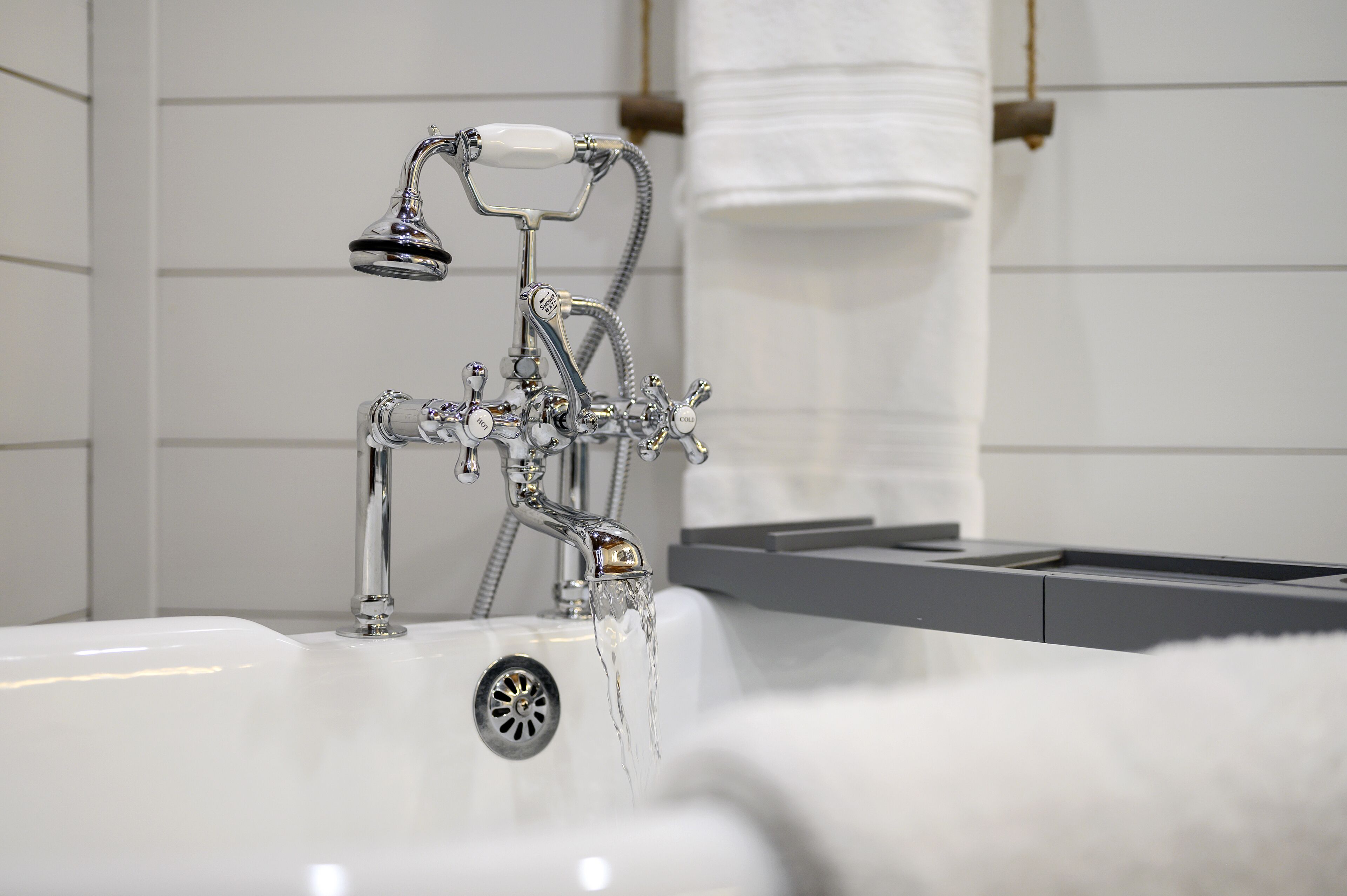 Cozy Couples’ Retreat - Hot Tub - Fire Pit - 2 Fireplaces