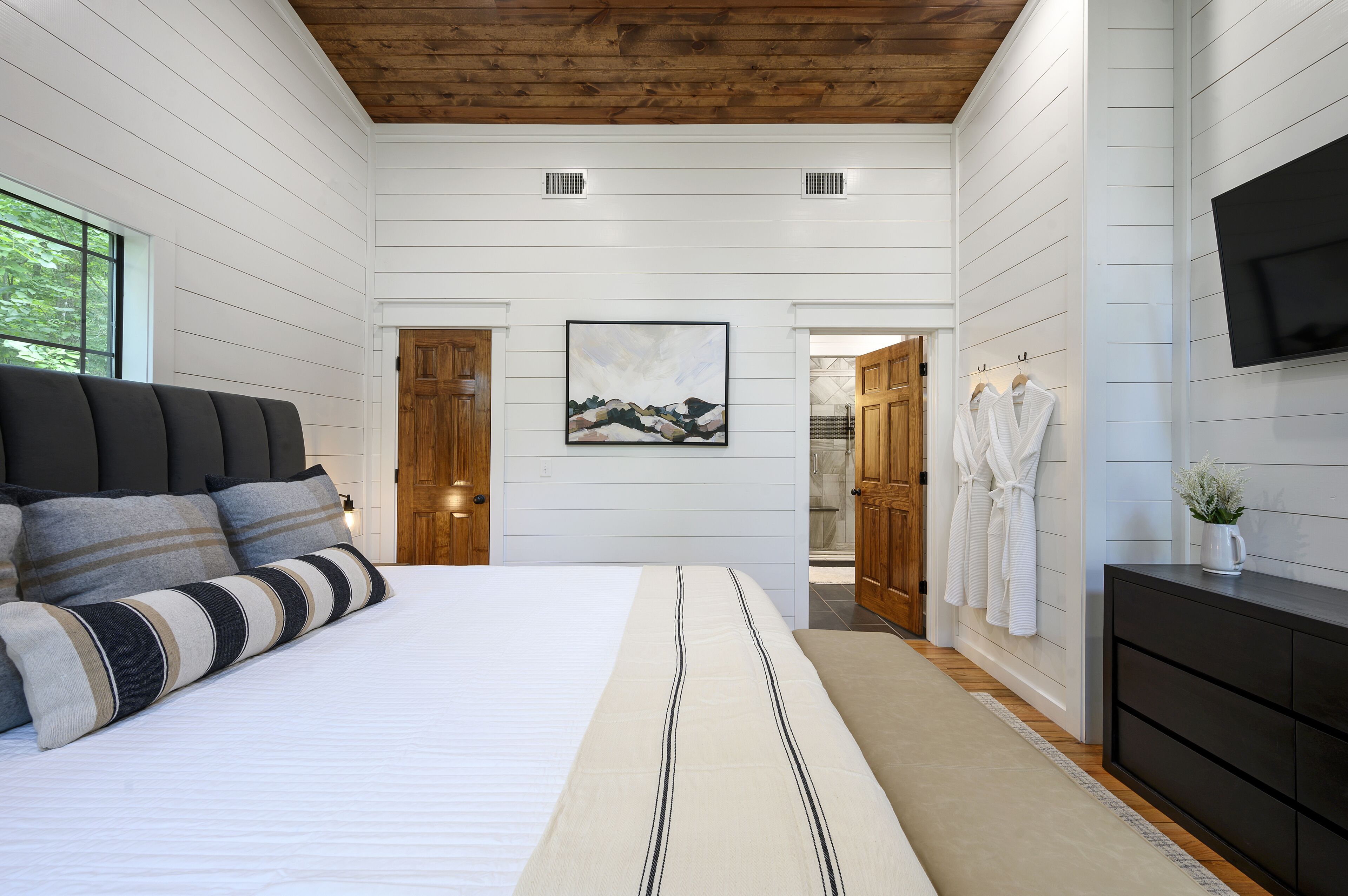 Cozy Couples’ Retreat - Hot Tub - Fire Pit - 2 Fireplaces