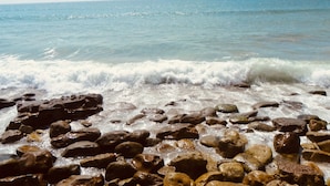 Una costa rocosa con olas rompiendo sobre las rocas.