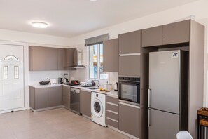 Refrigerador, microondas, horno y lavavajillas