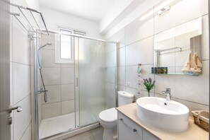 Regadera, amenidades de baño gratuitas, secadora de cabello, toallas 