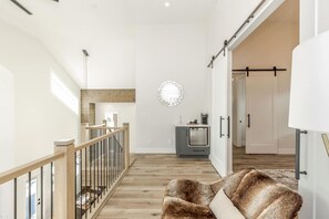 Televisión, chimenea, videojuegos y libros 