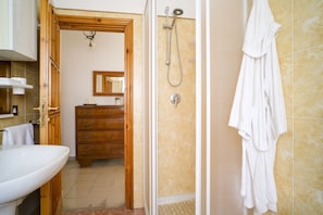 Doccia, asciugacapelli, bidet, asciugamani