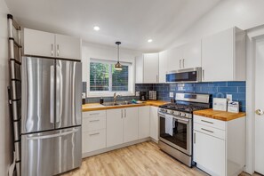 Fridge, microwave, oven, stovetop - Sanders beach Hideaway (Coeur d'Alene)