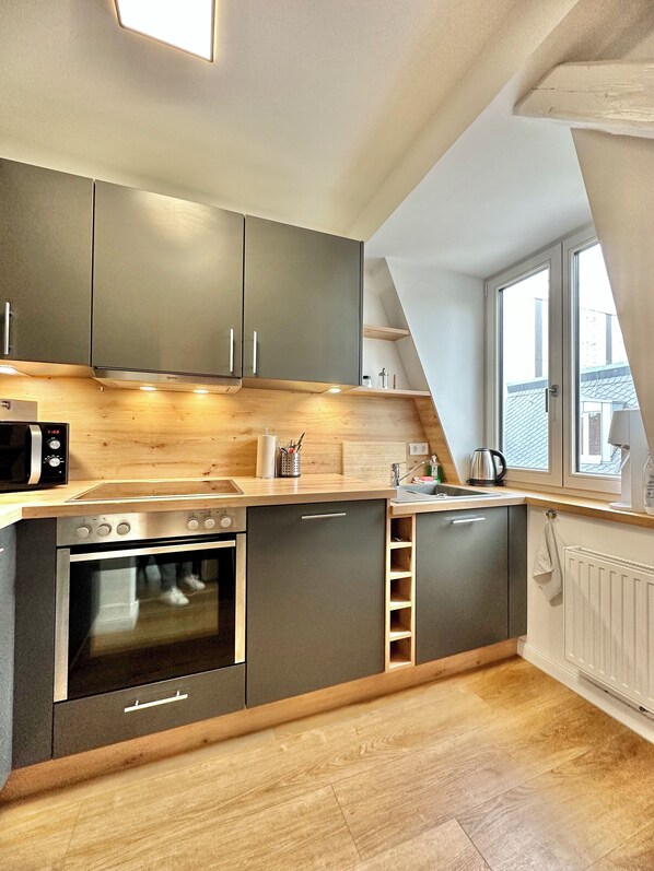 Jääkaappi, mikroaaltouuni, uuni, liesi