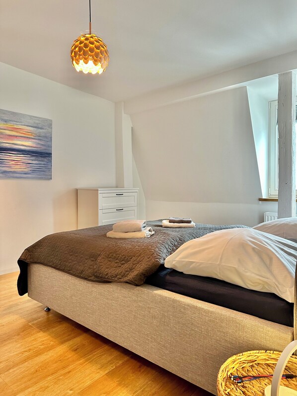3 bedrooms, desk, iron/ironing board, travel crib