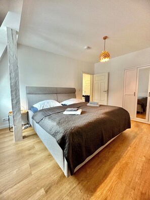 3 makuuhuonetta, työpöytä, silitysrauta/-lauta, vauvan matkasänky