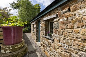 Property grounds - The Cow Shed—Luxury Barn Moments From Narberth (Narberth)