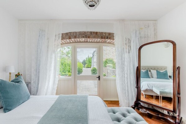 1 bedroom, iron/ironing board, WiFi, bed sheets - The Cow Shed—Luxury Barn Moments From Narberth (Narberth)