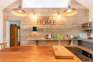 Køleskab, mikrobølgeovn, ovn, kogeplade