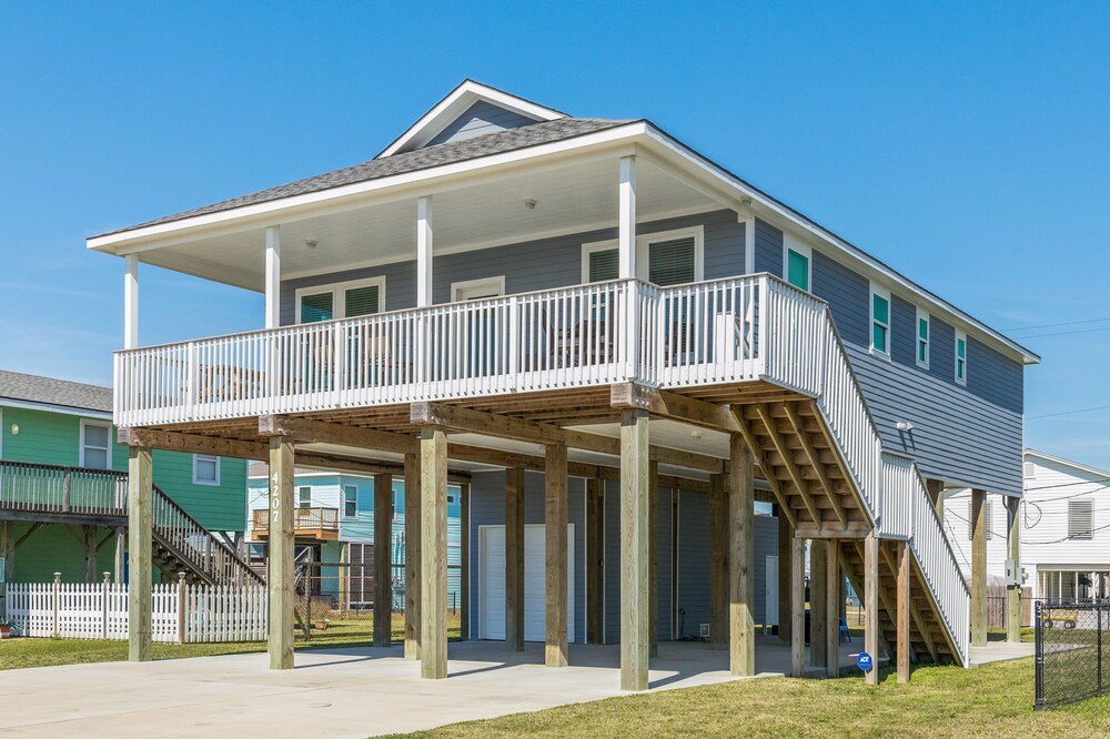 Elevated coastal home with deck, patio, outdoor shower, & fireplace - dogs ok