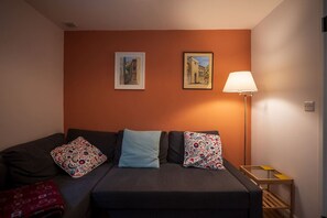 TV - Y Bothy · Riverside Bothy In Heart of Scenic Harbour Village (Solfach)