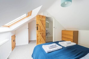 2 bedrooms, travel cot, WiFi, bed sheets - Riverside Bothy In Heart of Scenic Harbour Village (Solfach)