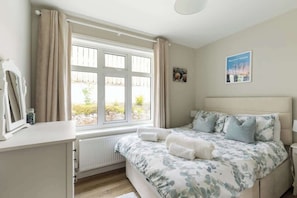 3 chambres, bureau, fer et planche à repasser, lit de bébé portatif