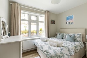 3 habitaciones, escritorio y tabla de planchar con plancha