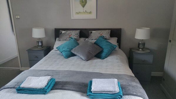 2 bedrooms, desk, iron/ironing board, WiFi