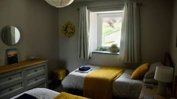 2 bedrooms, desk, iron/ironing board, WiFi