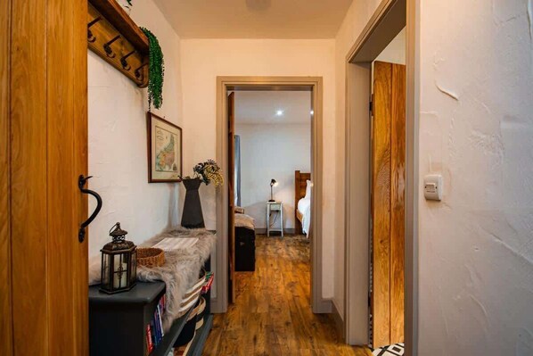 1 habitación, escritorio, tabla de planchar con plancha y cuna de viaje 