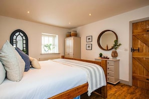 1 bedroom, desk, iron/ironing board, travel cot - Cosy Farm Conversion In The Heart Of Pembrokeshire (New Moat)