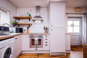 冷蔵庫、電子レンジ、オーブン、コンロ