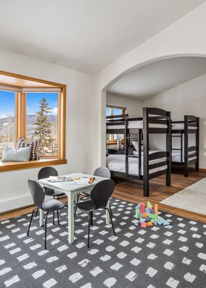 6 bedrooms, iron/ironing board, WiFi, bed sheets - Spacious Getaway w/ Mountain Views! Great Rates! (Silverthorne)