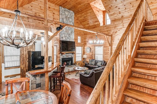 Creekside home on wooded acreage with WiFi, hot tub, fireplace, & pool table