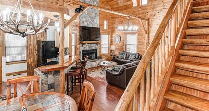 Creekside home on wooded acreage with WiFi, hot tub, fireplace, & pool table