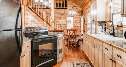 Creekside home on wooded acreage with WiFi, hot tub, fireplace, & pool table