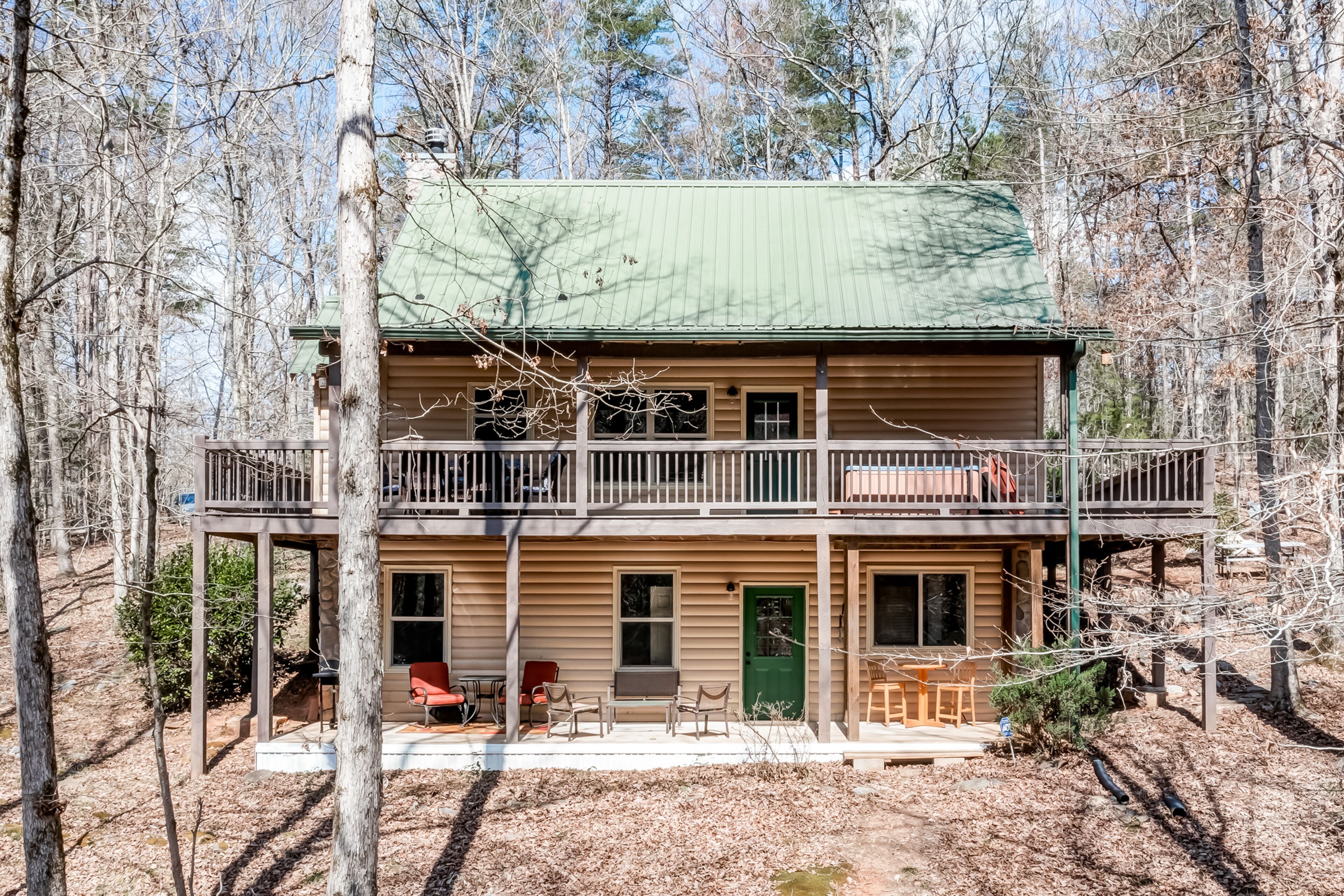 Creekside home on wooded acreage with WiFi, hot tub, fireplace, & pool table