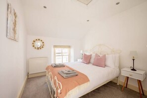 2 quartos, escrivaninha, ferros/tábuas de passar roupa, berço de viagem