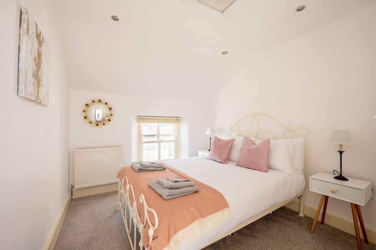 2 室のベッドルーム、デスク、アイロン / アイロン台、旅行用ベビーベッド