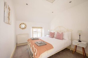 2 Schlafzimmer, Schreibtisch, Bügeleisen/Bügelbrett, Reisekinderbett