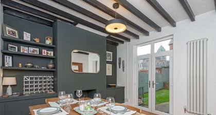 Beautiful Redbrick Home in Ruthin Centre & Parking